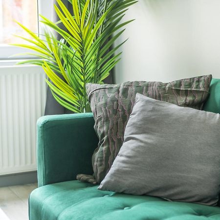 Stanion Luxurious 3 Bedroom Modern House Northamptonshire, Double, Twins, Single, Free Parking, Free Wi-Fi, Pets, Up To 8 Sleeps, 4 Smart Tvs Corby Exterior photo