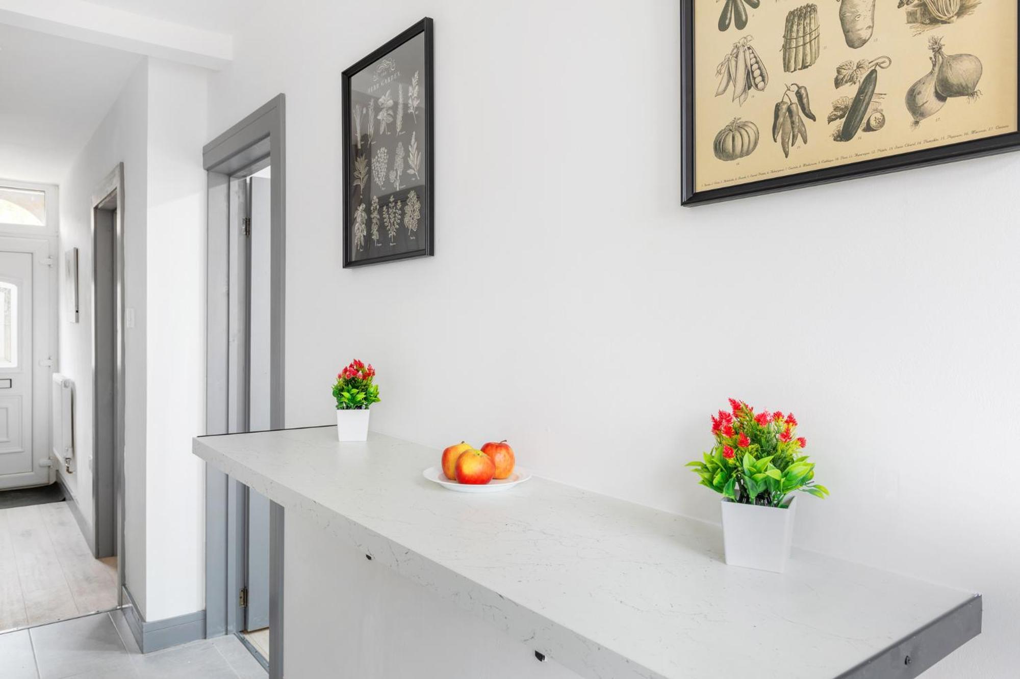 Stanion Luxurious 3 Bedroom Modern House Northamptonshire, Double, Twins, Single, Free Parking, Free Wi-Fi, Pets, Up To 8 Sleeps, 4 Smart Tvs Corby Exterior photo
