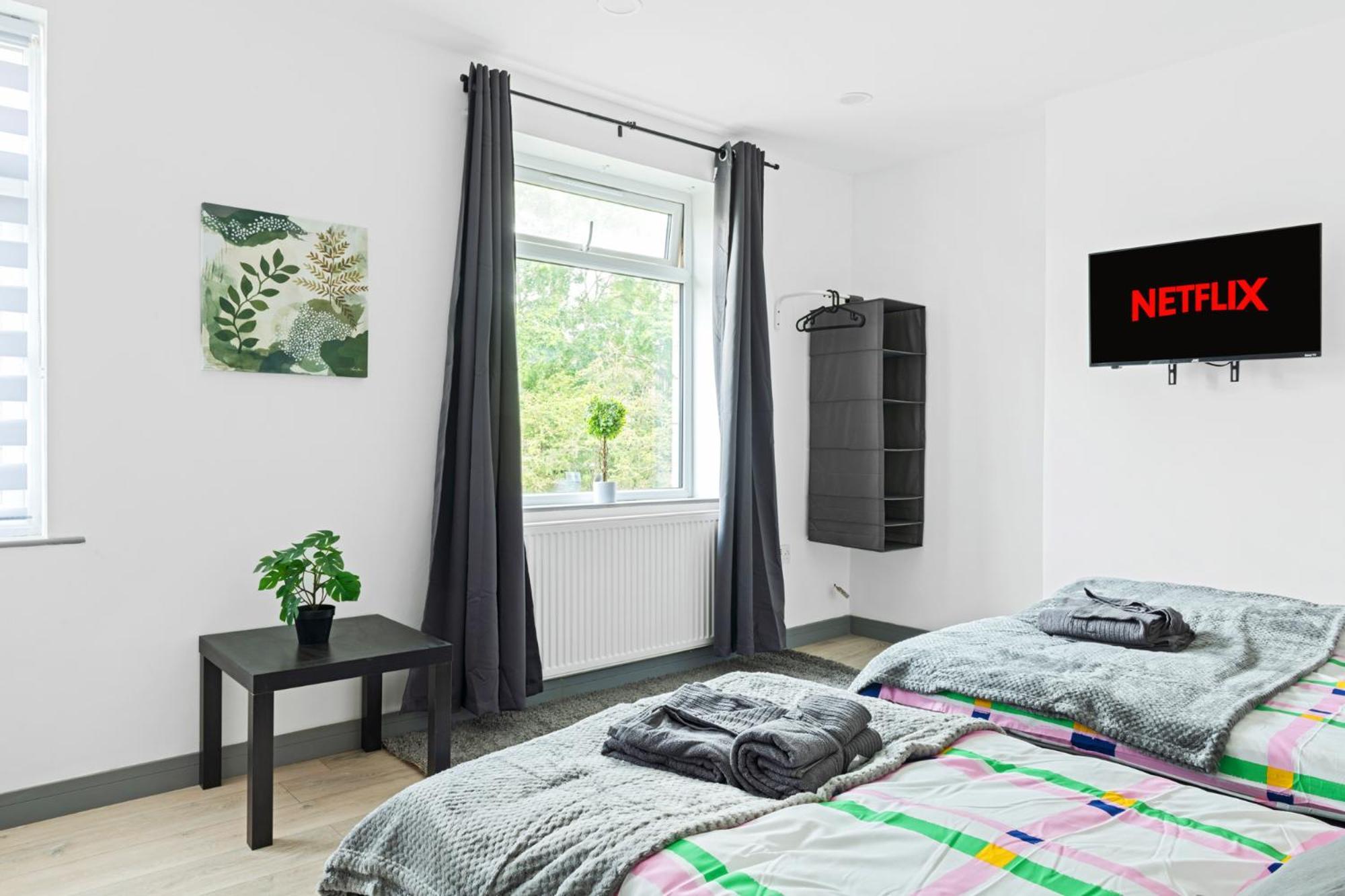 Stanion Luxurious 3 Bedroom Modern House Northamptonshire, Double, Twins, Single, Free Parking, Free Wi-Fi, Pets, Up To 8 Sleeps, 4 Smart Tvs Corby Exterior photo